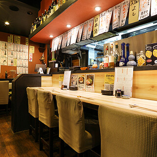 Counter seats with a lively feel are perfect for a drink after work or a meal on a business trip.