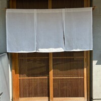 枯淡 - 閑静な住宅地に屋号のない暖簾を掲げひっそりと佇むお店は、なんとも雰囲気がある。桜坂近辺には若手の鮨屋さんが多いので楽しみな博多の鮨処。