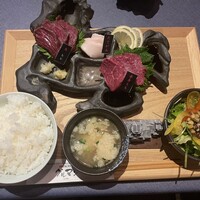 馬刺しと焼き鳥 グルマン三年坂 - 