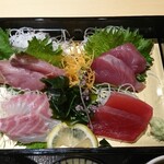 Sakana Sakaba Uosei - 市場鮮魚入り刺身4種盛り(あじ・たい・かつお・まぐろ)