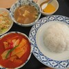 シャム チャントラー - レッドカレー 980円。ご飯、サラダ、スープ、デザート、コーヒー付き