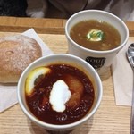 スープストックトーキョー - 手前 東京ボルシチ 左奥 鳥肉と玉葱のスープ バルサミコ風。パンはモチモチ！これは具も多くて最強セット