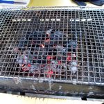 かきや汐浜 - まずは炭が置かれて…。