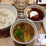 スープストックトーキョー - 手前 8種の野菜と鶏肉スープ。まぁ普通。右奥 東京ボルシチ。白胡麻あえご飯も結構いいです