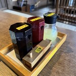 伊勢角屋麦酒 - 卓上調味料。ソース、しょうゆ、レモン、山椒。
      2024年3月15日