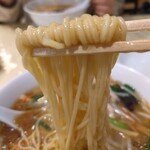 一楽 - サンマー麺の麺リフトアップ