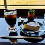 五十鈴川カフェ - アイスコーヒー 500円、鳥羽チーズ 430円
            2024年3月15日