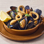 Live mussels steamed in white wine with pepper flavor