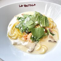 自家製スモークサーモンとほうれん草、エリンギのクリームソース　スパゲッティ