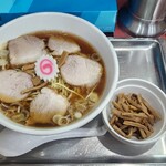 赤坂味一 - チャーシュー麺にメンマ