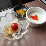 Kotobukiya - 玉ねぎスライスのサラダ、お漬けと杏仁豆腐つき