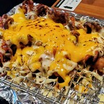 トンマッコル - バーナーで炙ってチーズを溶かします