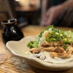 法善寺横丁 やき然 - 「せせりの塩焼きおろしぽんず」
      ふっくらせせりとおろしポン酢、シャキシャキ玉ねぎと合わせて、さっぱり系のナイスなアテb(ˊᗜˋ*)❑””