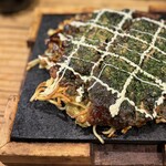 法善寺横丁 やき然 - カリッカリなのにめっちゃジューシーな「厚切り豚肉」
      カリッカリの小麦の香り高いソバも大好き