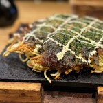 法善寺横丁 やき然 - 生地はふっくら、外面のカリカリ具合がくせになる ٩( ˙༥˙ )و 
      
      なんてったて、ビジュアルの「お好み焼き」感がピカイチ！