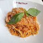 Tomato sauce spaghetti with basil