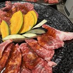 焼肉香味苑 - シンシン、特選カルビ