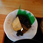 みつば屋 - ◯小鉢
ナスの煮物、ごぼうの煮物、黒豆、だしまき玉子

ナスは甘みある出汁醤油で煮られていた
濃いめの家庭的な味わい

だしまき玉子は軽い甘み感で塩味もしていて美味しい