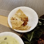 Chef Mama - 左がパパダム、右の小さいのがドライフィッシュ