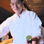 鮨 三心 - 笑顔の大将。