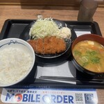 Matsunoya - ポテサラ付きロースカツ定食 アプリクーポン500円税込 豚汁変更210円税込 カツが揚げたてではなく 少し冷めている ご飯と豚汁は美味い