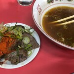 きらく - 左のホルモンを出汁にダイブさせます。