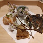 和み処 男山 - [2024年3月　訪問]八寸。たたきごぼう、アンコウ肝、カニの煮こごり、つぶ貝の木の芽和え、鰆と海藻チップス。お酒のお供になりすぎラインナップ。