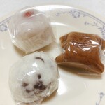 浅野ゑびす堂 - 料理写真:左奥:いちご大福¥150、右:一文字(どら焼きのような和菓子)¥80、左手前:薄皮饅頭¥80