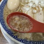 新潟発祥 なおじ - 「背脂中華 味玉」のスープ
            2024年3月15日