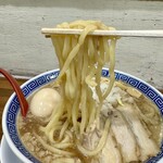 新潟発祥 なおじ - 「背脂中華 味玉」の麺
            2024年3月15日