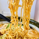 ラーメン 郷 - 味噌ラーメン
            
            毎日北海道より取り寄せ！西山製麺の、
            黄色縮れ中太は、もっちり、スープ絡み良く、
            濃厚味噌スープと相性抜群！