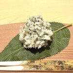 銀座 しのはら - 桜葉を練り込んだきんとん