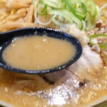 ラーメン 郷 - 味噌ラーメン
                                表面に、しっかり蓋をするラードのしたは、あっつ熱！
                                毎日北海道より取り寄せ！札幌すみれオリジナル味噌を使用した、
                                粘度の高い濃厚スープは、塩みも強く、
                                複雑なスパイスも感じ取れます。