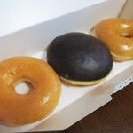 Krispy Kreme Doughnuts - チョコカスタード 250円（以下 税別）、オリジナル・グレーズド 190円 × 2個。