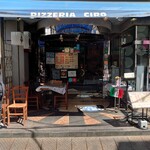 PIZZERIA  CIRO - 東中野銀座商店街入口そばに店舗はある。同僚はひだりのテーブルに座った!