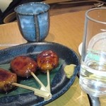 珍竹林 - れんこんのつくね（380円）に米焼酎「豪気」お湯割り（380円）。