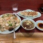 園春 - 中華丼と餃子