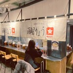 名古屋驛麺通り醐りょう 函館らーめん - 名古屋駅での乗り換え時間、それは僕にとって昼食を楽しむ絶好のチャンスだった。 ラーメンをこよなく愛する僕は、迷わず「名古屋驛麺通り醐りょう 函館らーめん」へと足を運んだ。 店名が示す通り、函館の味を再現したその店は、カウンターのみのコンパクトな空間で、忙しい日常から一時の逃避を許してくれる場所だ。