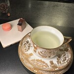 Alternative - ❾ハーブティ、お茶菓子。
      ・チーズケーキ
      ・いちごジャムのマカロン。