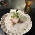 Alternative - ❶ 炭火焼きした特大帆立のグリーンカレー。