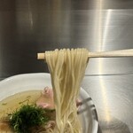 成城青果 - 低加水の細ストレート麺はしなやかながらコシのある仕上がり