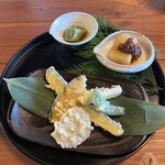 Tatsuyato Itsutsu - 天ぷら、茶豆腐、野菜の小鉢