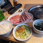 Yakiniku Jukusei Karubi Murakami - 全景ドリンク、サラダ、スープにご飯が付きます