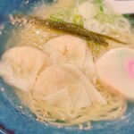 名古屋驛麺通り醐りょう 函館らーめん - 海老ワンタンのプリッとした食感は、スープとの相性をさらに高め、函館特有のストレート麺は、スープと絡み合いながら、のどごしの良さを際立たせてくれる。