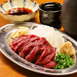 h Yakiton Oogiri - 馬刺しも人気メニューのひとつです。九州醤油で是非どうぞ！