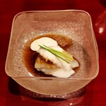 銀座 きた川 - 河豚の身を油通しして削ぎ切りにしています、手間をかけたお料理の数々、きた川さんならでは