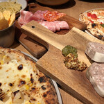 PISOLA - ピザ、生ハム、カンパーニュ、チェダーチーズせんべい