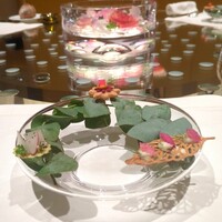 ロオジエ - アミューズ。奥の生姜のサブレが印象的。ツーンとした感じはないのだけれど、後味がみるみるに生姜の爽やかな香り。どれも凝ってる。