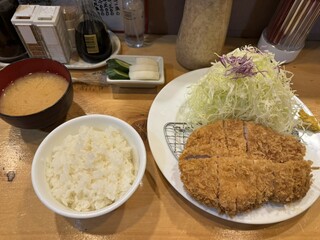 とんかつ かつ壱 - 付け合わせやご飯、キャベツの全部が美味しい！