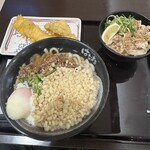 Hanamaru Udon - 牛肉うどん（中）半熟卵トッピング&イカ天・とり天・ミニ塩豚丼